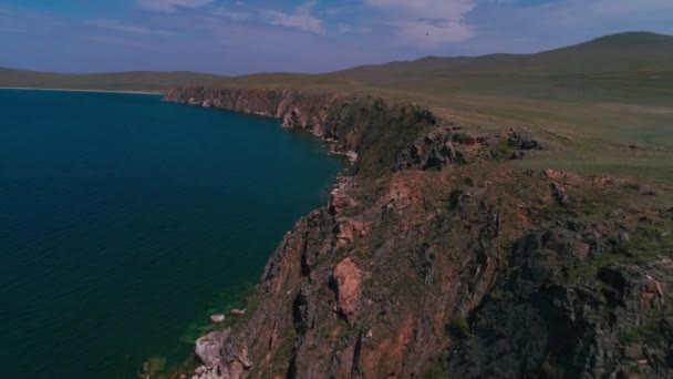 Rotskusten van Olkhon Island — Stockvideo