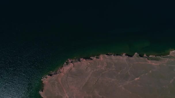 Orillas rocosas de la isla de Olkhon — Vídeo de stock