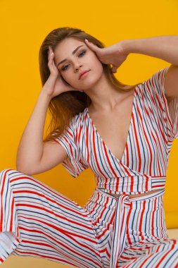 Stüdyodaki modacı kadın tulumlara takıldı.