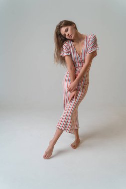 Stüdyodaki modacı kadın tulumlara takıldı.