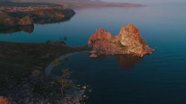 Quadrocopter Gölü Baykal ile Şamanka hava çekimi, yaz şafağı.