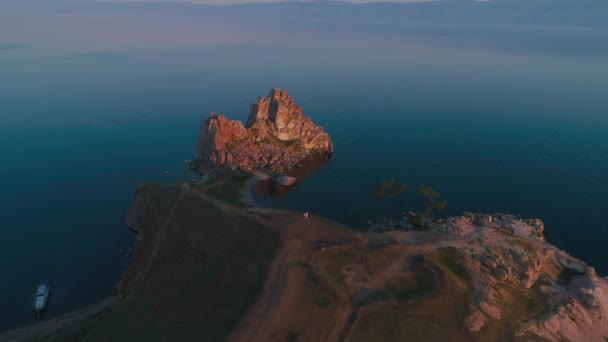 Shamanka luchtfoto met quadrocopter Lake Baikal, zomer dageraad. — Stockvideo