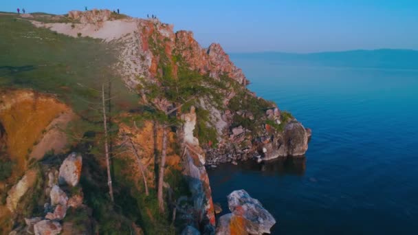 Shamanka plano aéreo con quadrocopter Lago Baikal, amanecer de verano . — Vídeo de stock