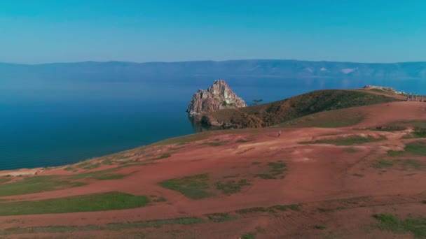 Shamanka tiro aéreo com quadrocopter Lago Baikal, amanhecer de verão . — Vídeo de Stock