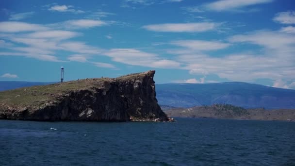 Ferries corren entre el continente y la isla Olkhon en Baikal. Cruce de ferry a la isla de Olkhon . — Vídeo de stock