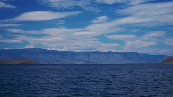Ferries corren entre el continente y la isla Olkhon en Baikal. Cruce de ferry a la isla de Olkhon . — Vídeo de stock