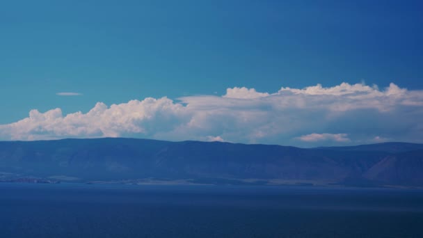 Os ferries operam entre o continente e a ilha Olkhon em Baikal. Passagem de balsa para a Ilha Olkhon . — Vídeo de Stock