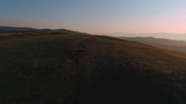 Повітряне поле сухих жовтих трав. Степ на острові Ольхон. Озеро Байкал, Росія. Гори з дронами на заході сонця. — стокове відео