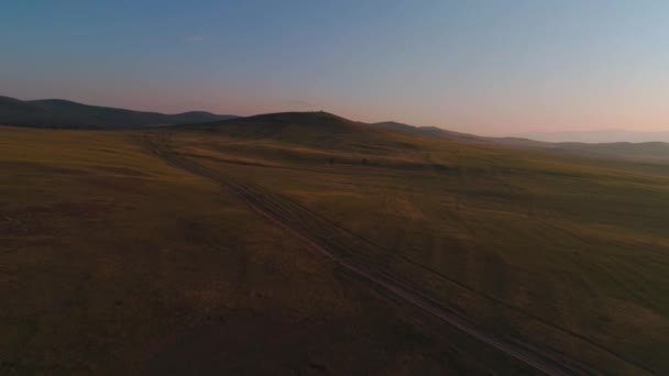Luftbild von trockenem gelbem Gras. Steppe auf der Insel Olchon. Baikalsee, Russland. Drohnenaufnahmen im Sonnenuntergang — Stockvideo