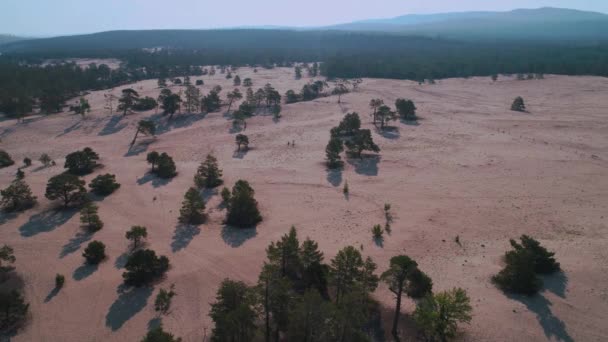 Uitzicht vanuit de lucht op zandduinen Baikal strand en kristalhelder water van Baikal Lake, Olkhon eiland — Stockvideo