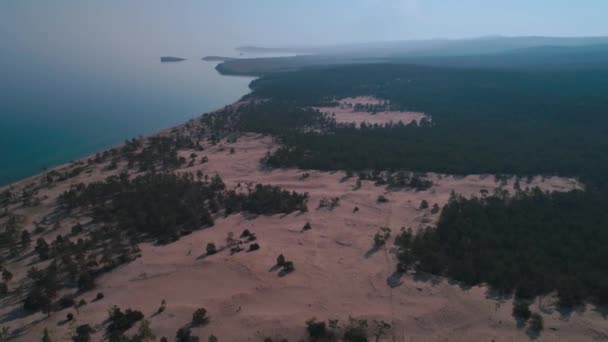 Uitzicht vanuit de lucht op zandduinen Baikal strand en kristalhelder water van Baikal Lake, Olkhon eiland — Stockvideo