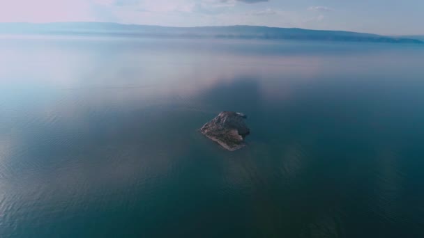 En ö med skarvar vid sjön Baikal. Skjuter från drönaren. Flygfotografering. — Stockvideo