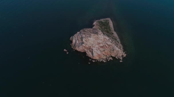 Ostrov s kormorány u jezera Bajkal. Střílí z dronu. Letecká fotografie. — Stock video