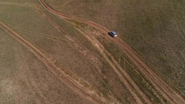 Images aériennes filmées avec un drone de pick-up dans la steppe. la voiture parcourt la steppe jusqu "à la Sibérie, les routes longeant l" île du Baïkal à travers les collines herbeuses .