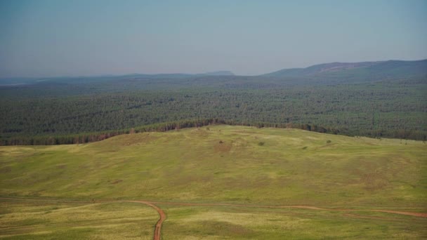 Village de Khuzhir, prairies vertes sur l'île d'Olkhon . — Video