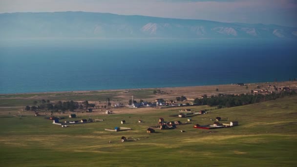 Aldeia de Khuzhir, prados verdes na ilha de Olkhon . — Vídeo de Stock