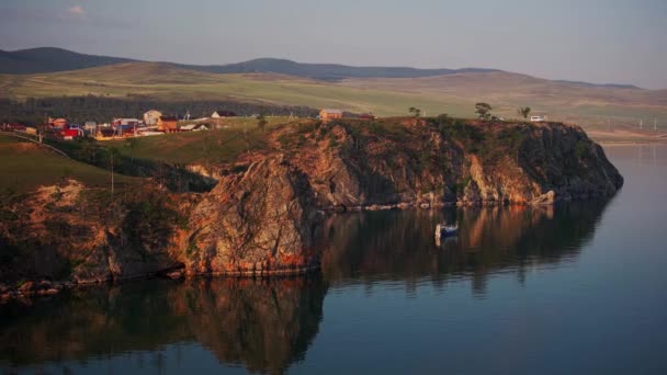 Piccole navi da pesca, imbarcazioni, reti da traino e sciabiche sul molo nel porto turistico. Stagione di pesca . — Video Stock