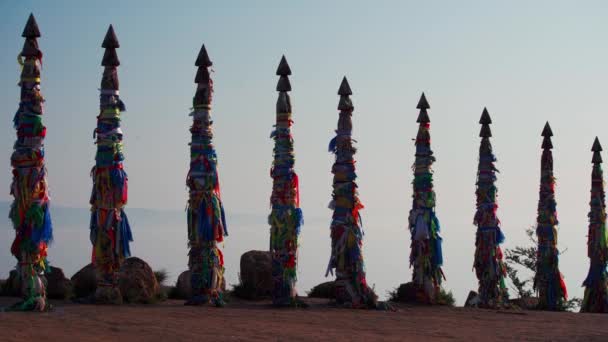 Tótems de chamán de madera en Burhan Cape, lago Baikal — Vídeos de Stock