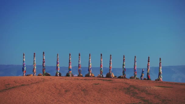 Burhan Burnu, Baykal Gölü 'nde tahta şaman totemi. — Stok video
