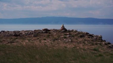 Doğanın güzel manzarası Baykal Gölü. Rusya 'nın doğası. Yaz tatili. Olkhon Adası, Hujir Köyü, Şamanka Kayası.