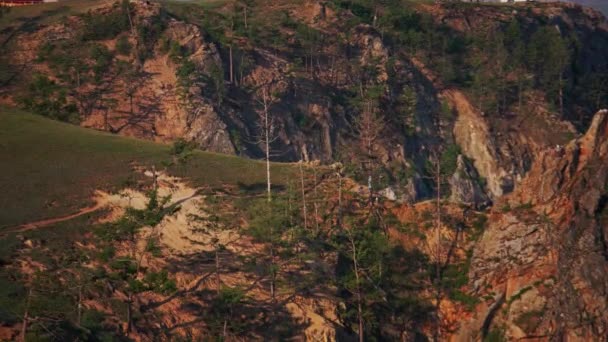Schöne Aussicht auf die Natur Baikalsee. Natur Russlands. Sommerferien. Insel Olchon, Dorf Hujir, Schamanka-Felsen. — Stockvideo