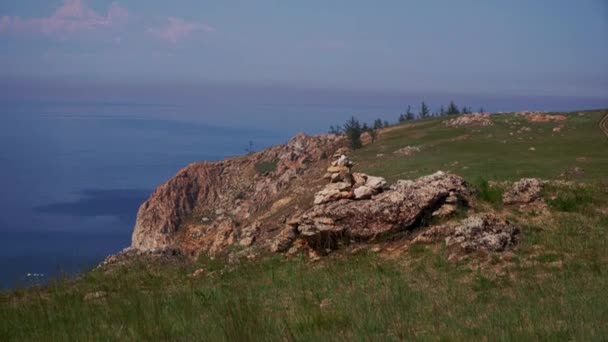Krásný výhled na přírodní jezero Bajkal. Příroda Ruska. Letní prázdniny. Ostrov Olkhon, vesnice Hujir, skála Shamanka. — Stock video