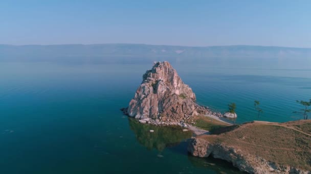 Filmación aérea de drones. Verano. Lago Baikal. Isla Olkhon. Rocas en la Siberia. Cabo Burkhan Shamanka — Vídeos de Stock