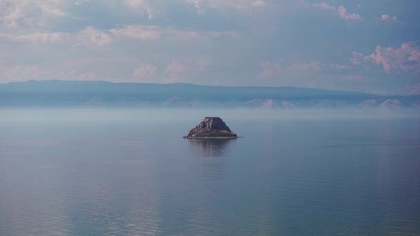 Denizin ortasında gerçekten inanılmaz bir ada.. — Stok video