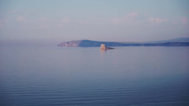 Verdaderamente increíble isla en medio del mar . — Vídeo de stock