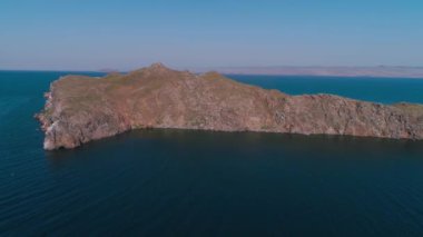 Şafakta Oltrek Adası 'nın havadan görüntüsü. Baykal Gölü Temmuz 'da