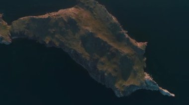 Şafakta Oltrek Adası 'nın havadan görüntüsü. Baykal Gölü Temmuz 'da
