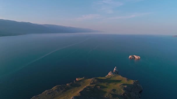 Αεροφωτογραφία του νησιού Όλτρεκ την αυγή. Λίμνη Baikal τον Ιούλιο — Αρχείο Βίντεο