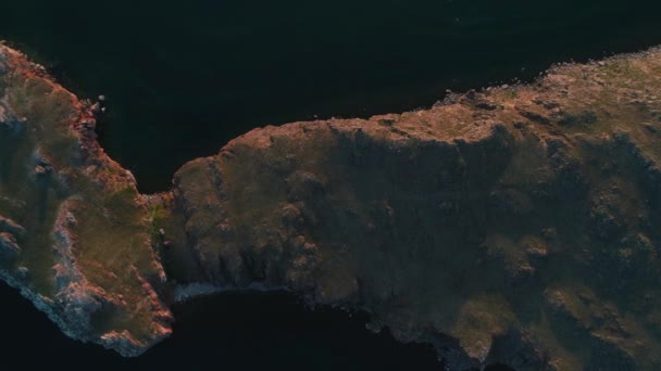 Flygfoto över Oltrek Island i gryningen. Bajkalsjön i juli — Stockvideo