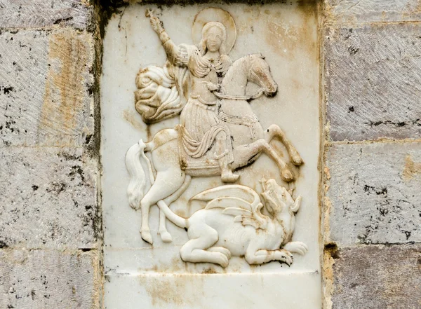 St. george t auf Marmorskulptur — Stockfoto