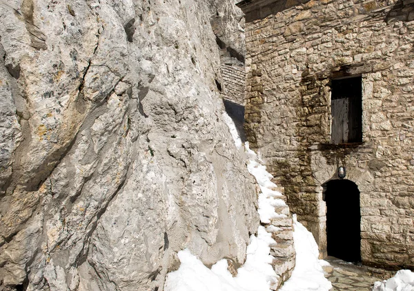Esterno Una Vecchia Chiesa Ortodossa All Interno Una Roccia Neve — Foto Stock
