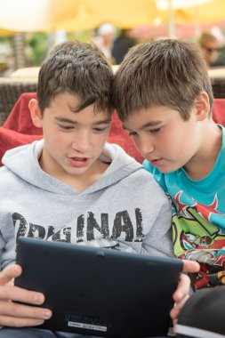 Mutlu arkadaş grubu atablet