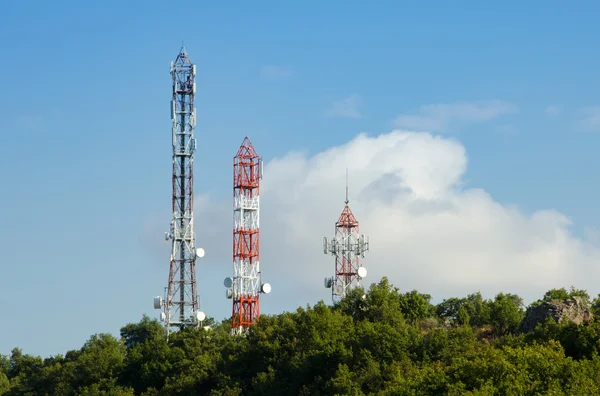 Torres de telecomunicaciones con antenas de TV —  Fotos de Stock