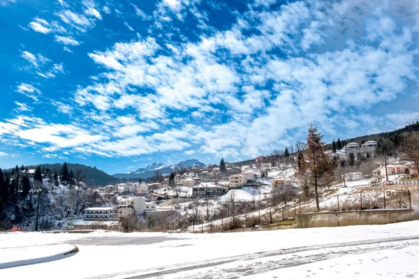 Cloudscape 下の雪に覆われた村 — ストック写真