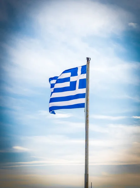 Bandera griega ondeando en el viento — Foto de Stock