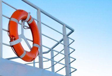 Mavi gökyüzünün önünde portakal Lifebuoy