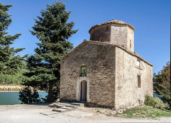 Grekiska små gamla kapell på en bergig sjö — Stockfoto