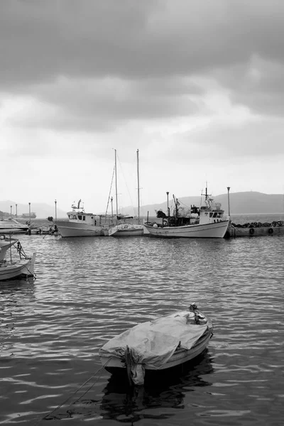 Yağmurlu gökyüzü altında küçük bir sessiz limanındaki balıkçı tekneleri — Stok fotoğraf