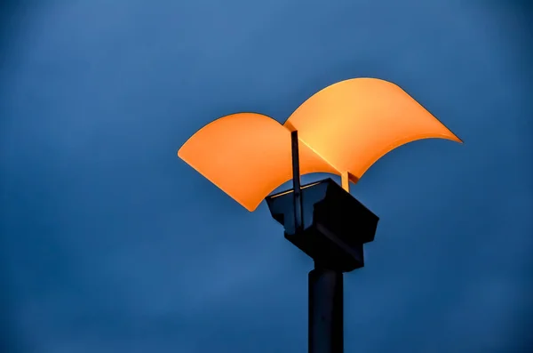 Современный стиль улица электрическая лампа — стоковое фото