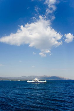 Biri beyaz bir bulut altında feribot