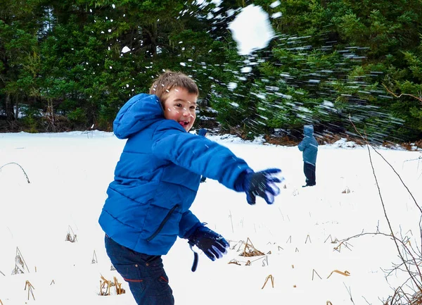 Chico divertirse con bolas de nieve — Foto de Stock