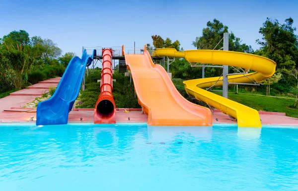 Toboganes coloridos vacíos y piscina — Foto de Stock