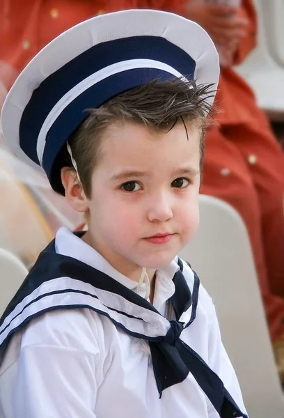 Mały żeglarz, chłopiec z smark w nosie, ubrany w granatowy kostium — Zdjęcie stockowe