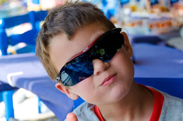 Liten pojke med solglasögon — Stockfoto