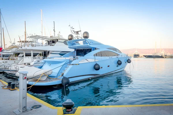 Luxusní motorový člun v přístavu. Marina Zeas, Piraeus, Řecko — Stock fotografie