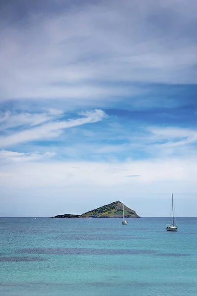 Ilha e veleiros — Fotografia de Stock